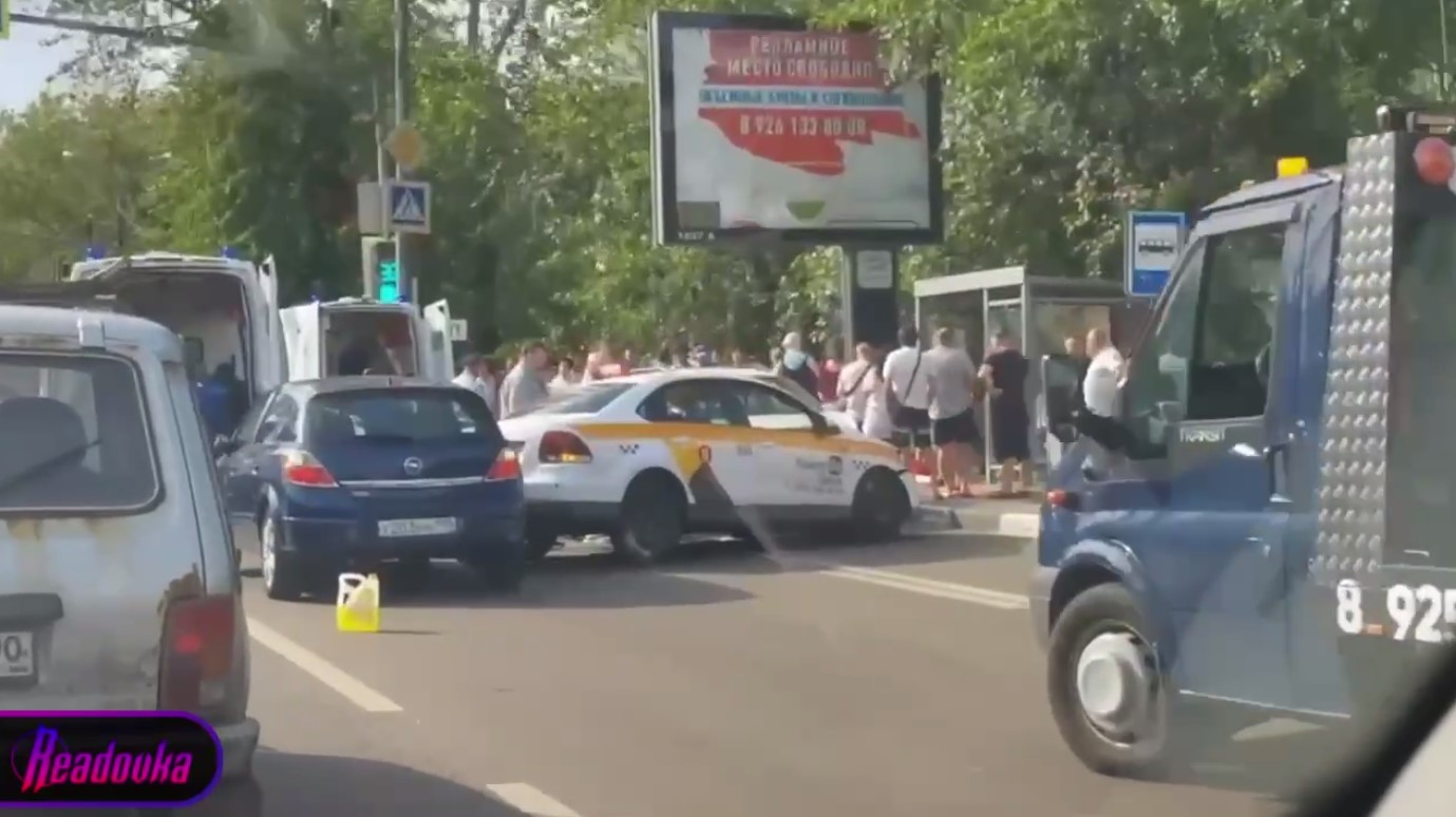 В Люберцах водитель каршеринга протаранил людей на автобусной остановке