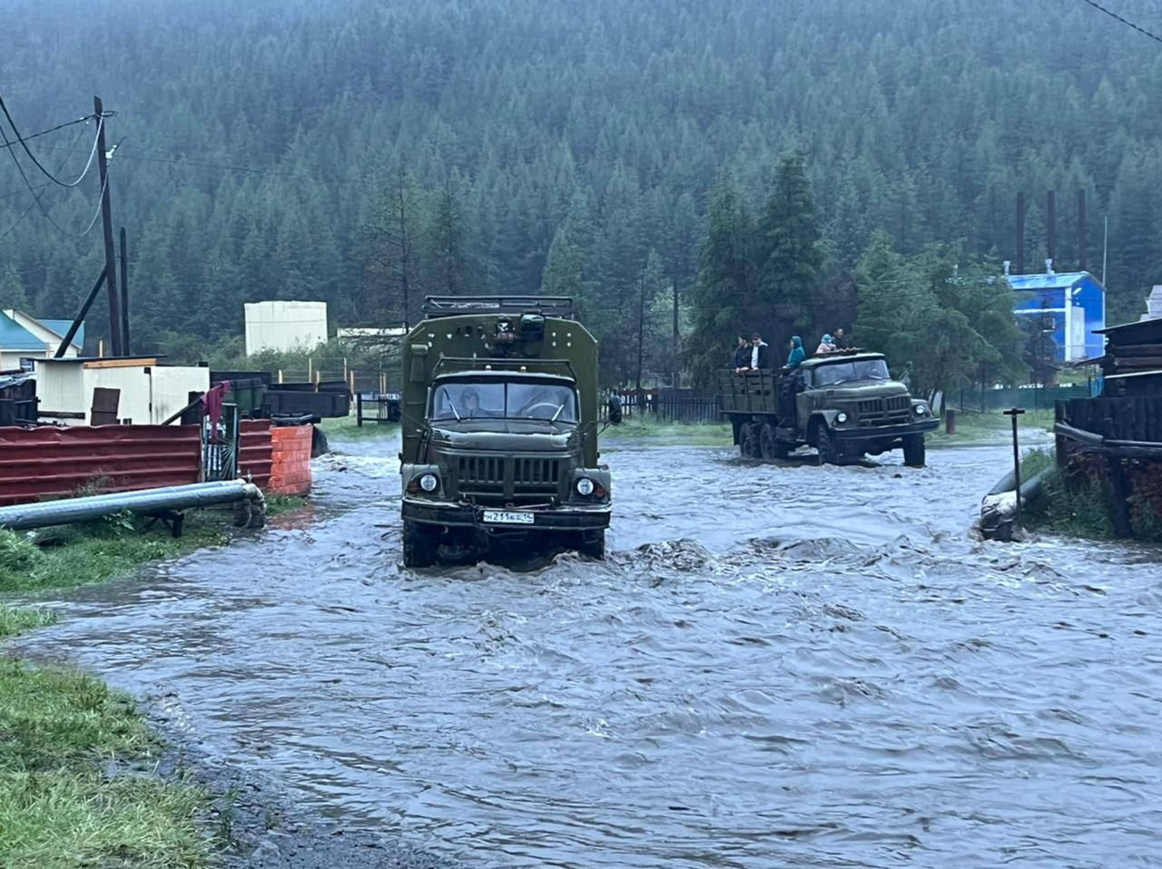 Из-за прорыва дамбы в Якутии полностью ушел под воду город Верхоянск