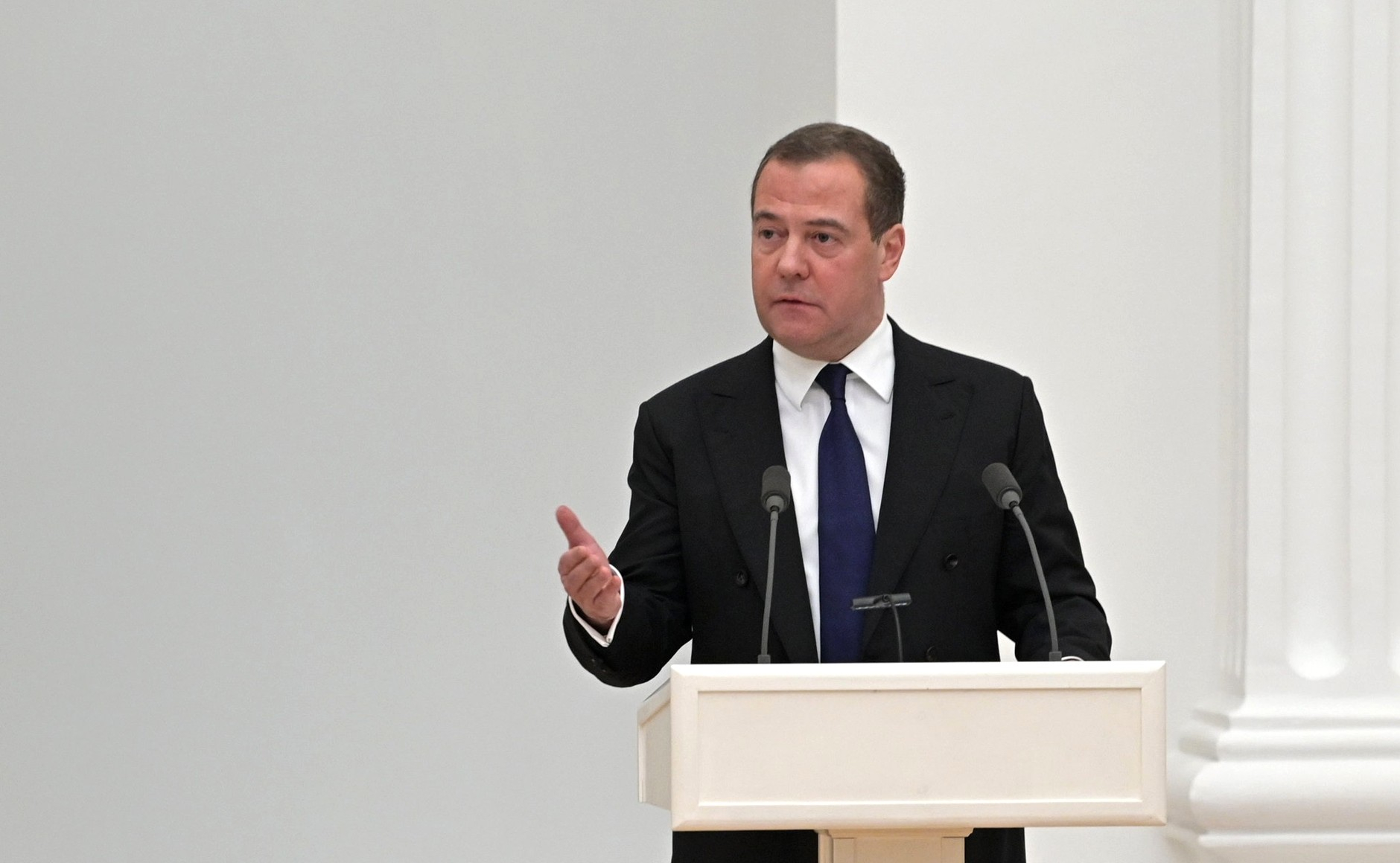 Медведев: РФ растерзают, если мы не будем проводить полностью независимую внешнюю политику