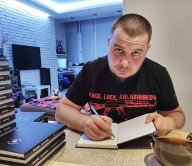 Фронт и три книги: военкоры Readovka провели встречу с писателем Владленом Татарским