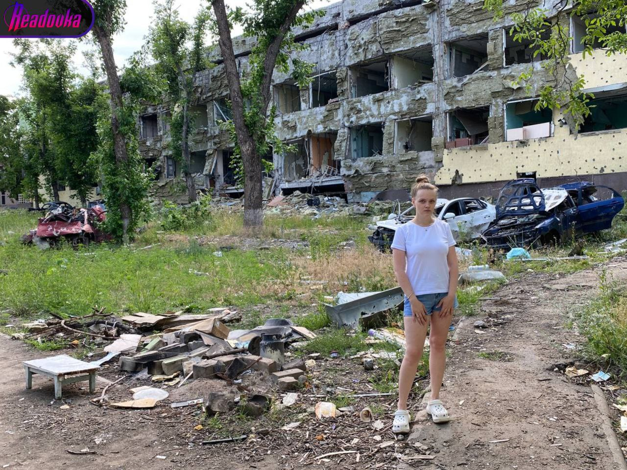 Роженица из Мариуполя Марианна Вышемирская (Подгурская) вновь приехала к разрушенному зданию