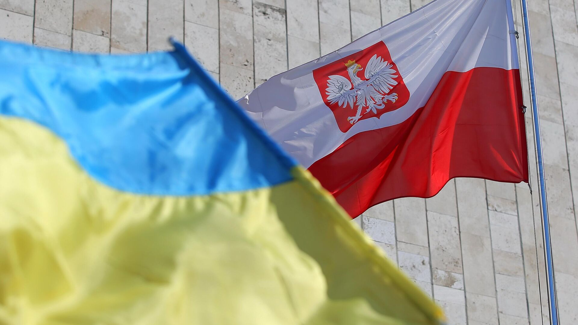 Польская молодежь требует убрать флаги Украины из общественного транспорта
