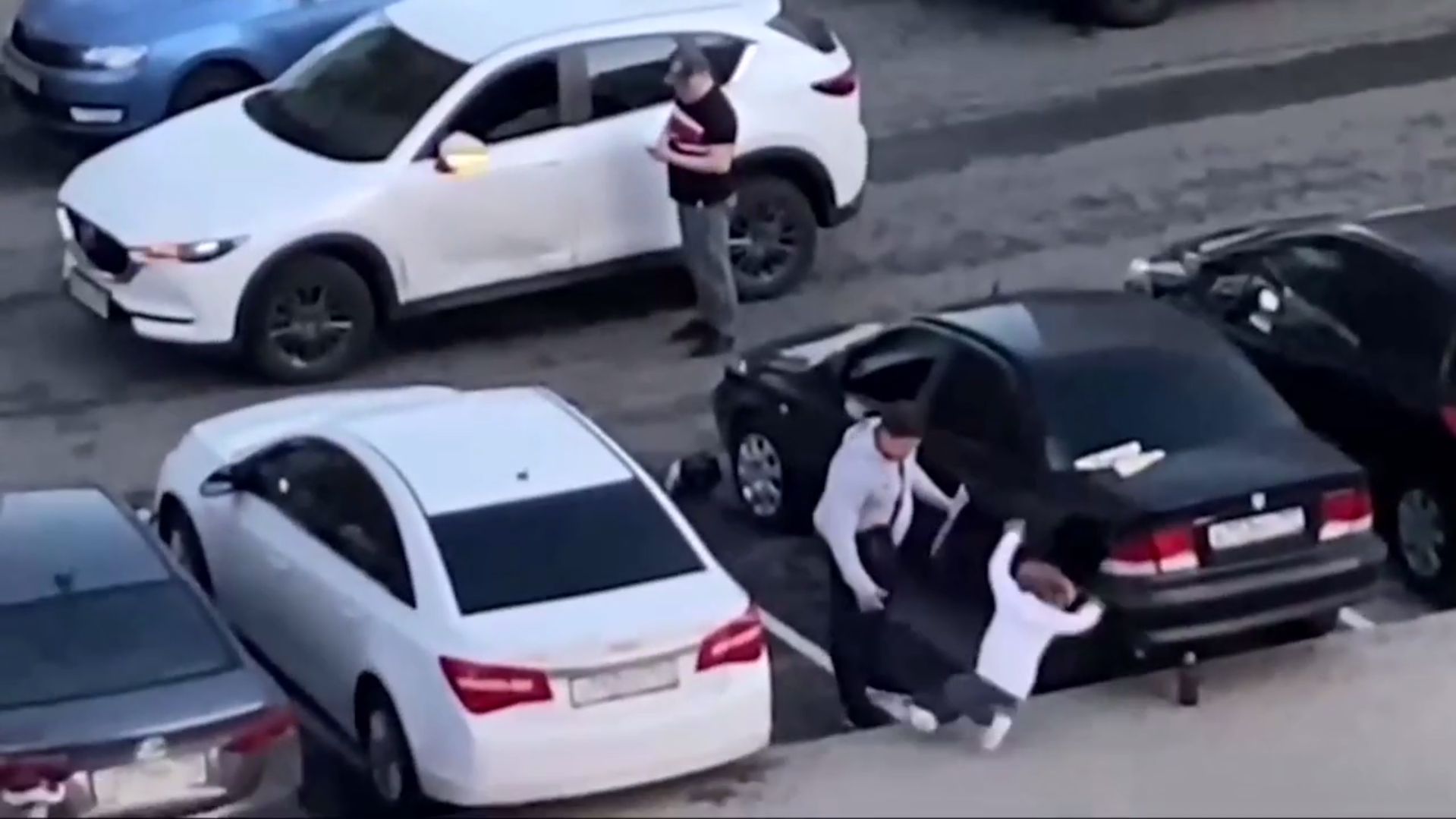 Пьяный отец посадил за руль маленькую дочь, а потом избил за то, что она попала в ДТП