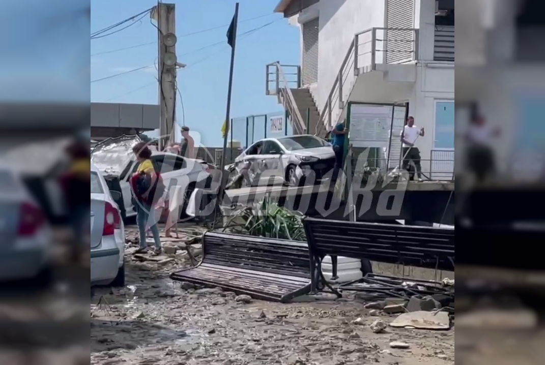 В Мамайке люди самостоятельно разгребают завалы после ливней, пока спасатели отдыхают