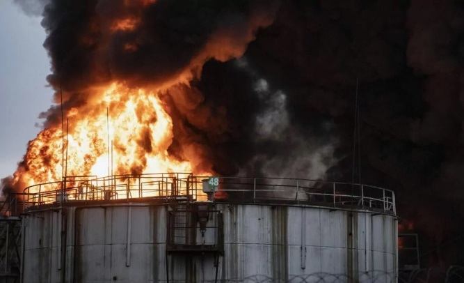 После обстрела ВСУ в Донецке загорелась нефтебаза