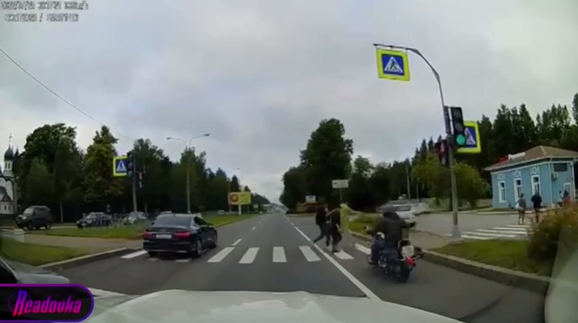 В Ленинградской области мотоциклист снес двух человек на пешеходном переходе