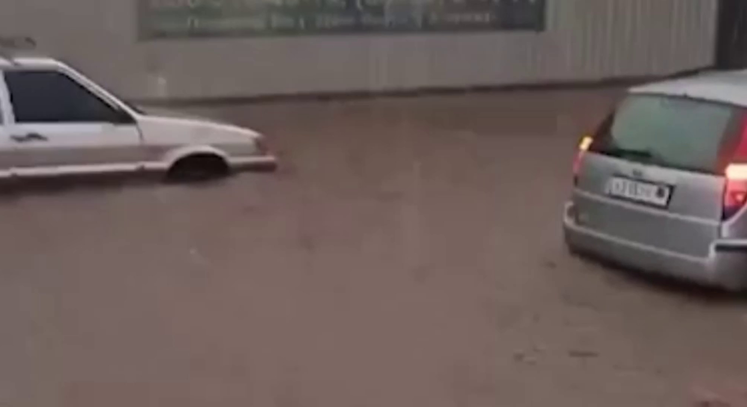 В Донецке начался долгожданный ливень