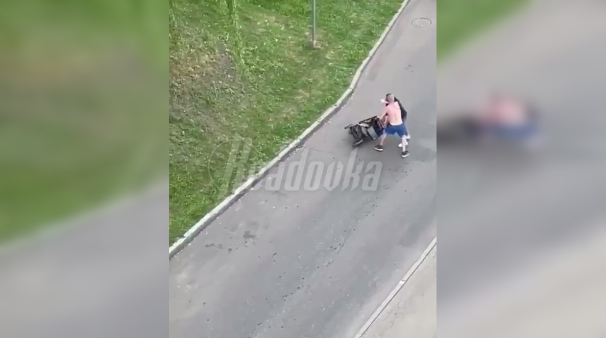 В Москве неадекватный мужчина накинулся на женщину и опрокинул коляску с ребенком