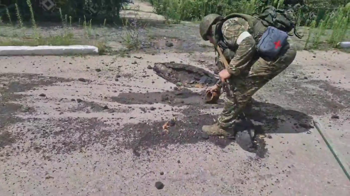 «Никогда так не делайте»: российские военные палкой убирают мины «Лепестки»