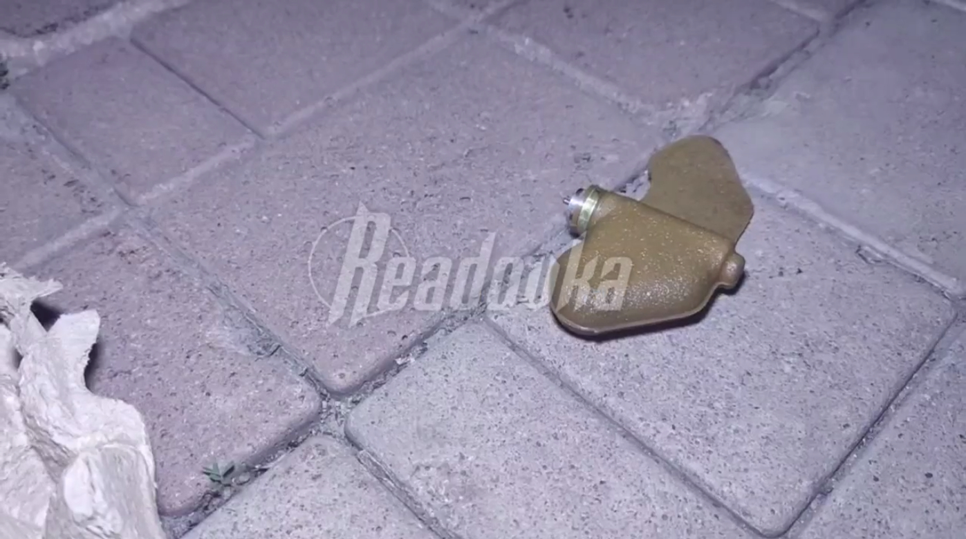 Readovka показывает кадры работы саперов в центре Донецка
