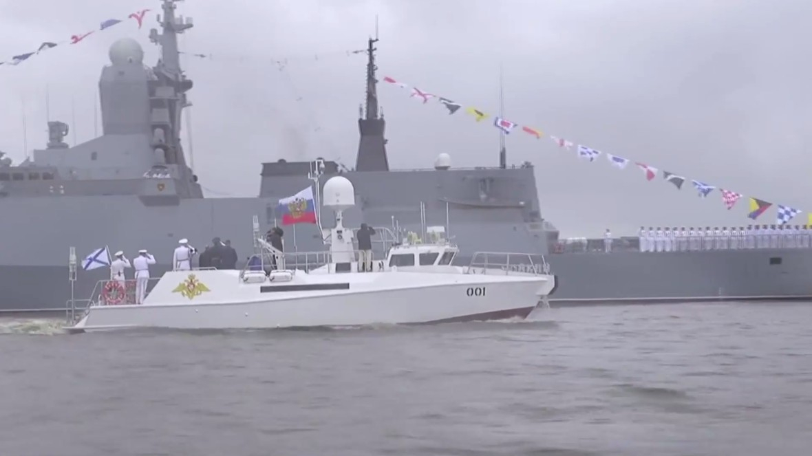 Путин поприветствовал моряков в Кронштадте в канун главного военно-морского парада страны