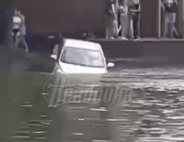 В Реутове из тонущего автомобиля спасли пьяных пассажиров
