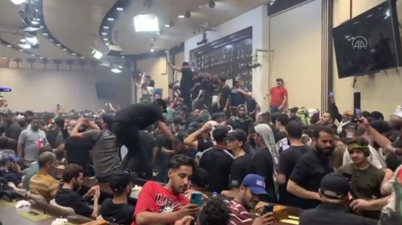 Протестующие в Багдаде прорвались в здание парламента
