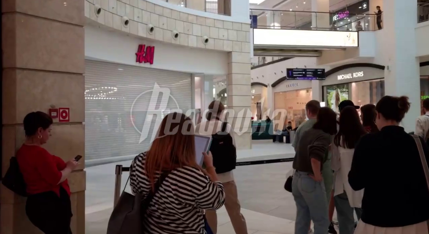 Огромные очереди толпятся в ожидании открытия H&M