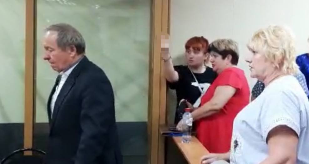 Дочь хирурга, кричавшего на корпоративе «Слава Украине», пришла на суд в футболке «Z»