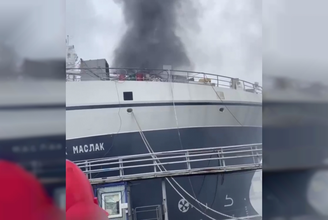 В Питере на Адмиралтейских верфях загорелся строящийся рыболовный траулер