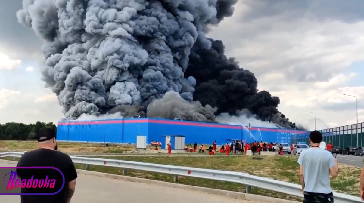 Следом за крышей у горящего здания OZON рухнула стена