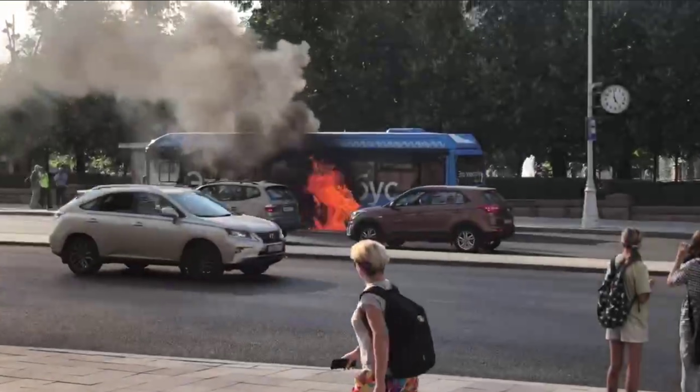 В центре Москвы загорелся электробус