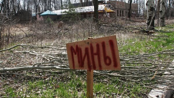 Бойцы Народной милиции ДНР зачищают Пески от мин и растяжек ВСУ