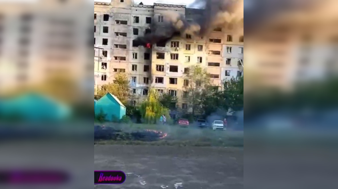 ВСУ обстреляли Алчевск в ЛНР, от удара в жилом доме начался пожар