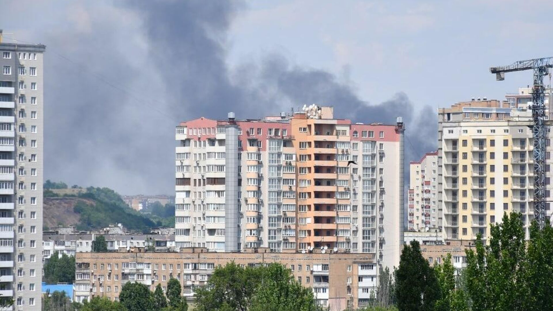 ВСУ вновь обстреливают Донецк: в Киевском районе под удар попал пассажирский автобус