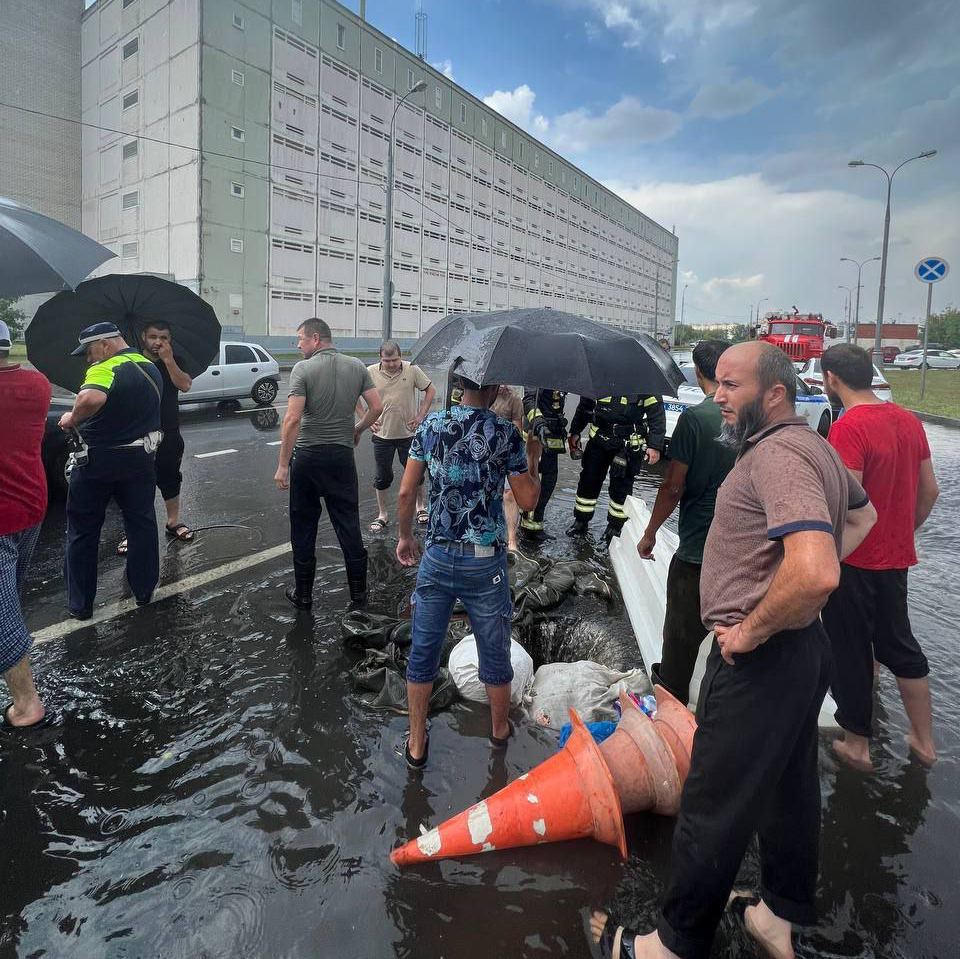 В Москве восемь человек провалились в колодец