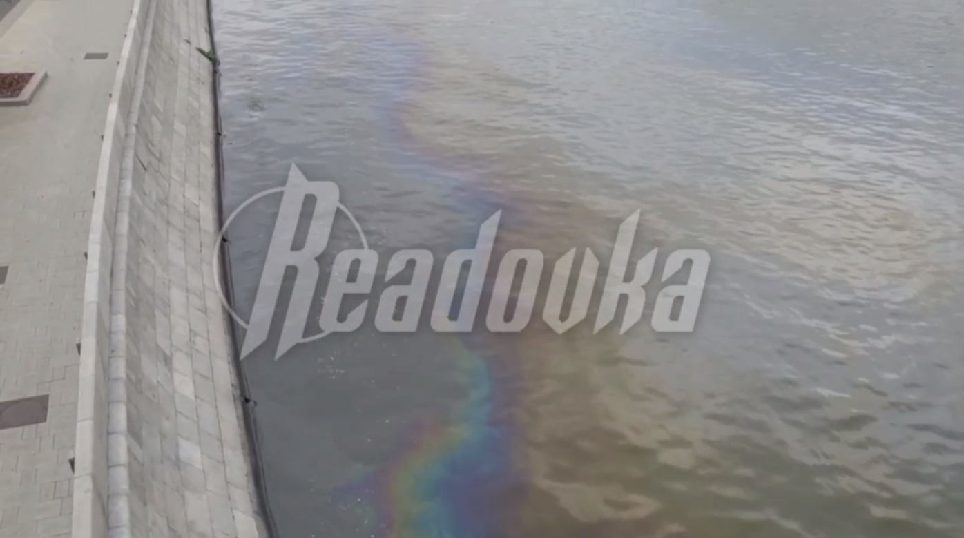 Катер пробил бензобак на Москве-реке