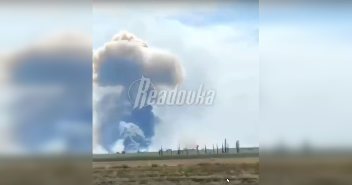 В Крыму эвакуируют людей из-за непрекращающихся взрывов