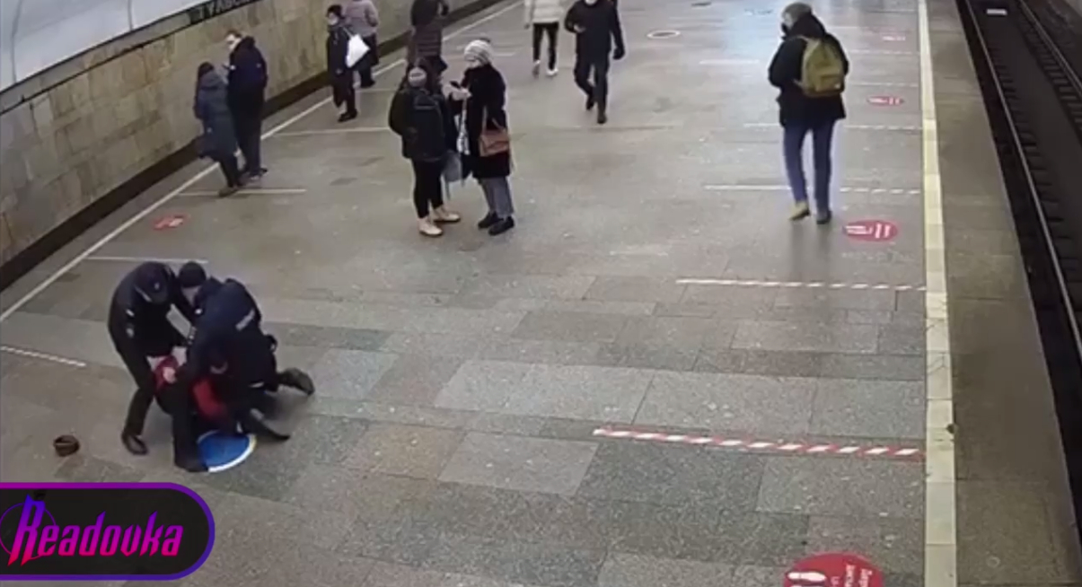 Суд вынес приговор двум уроженцам Таджикистана, напавшим на полицейских в метро