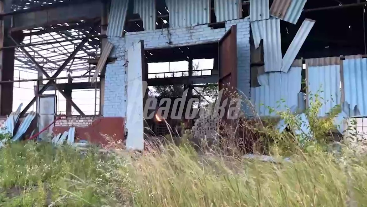 Readovka публикует последствия удара ВСУ по химзаводу «Стирол» в Горловке