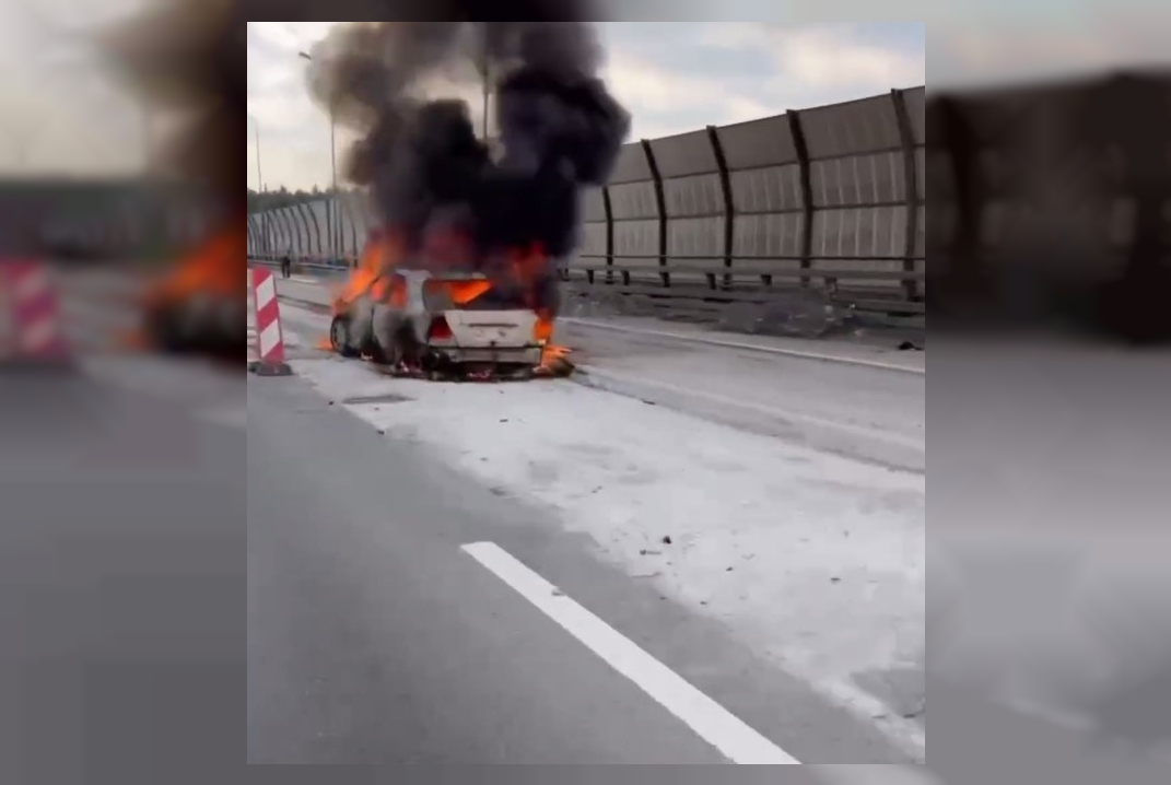 В Санкт-Петербурге на дороге полыхает автомобиль