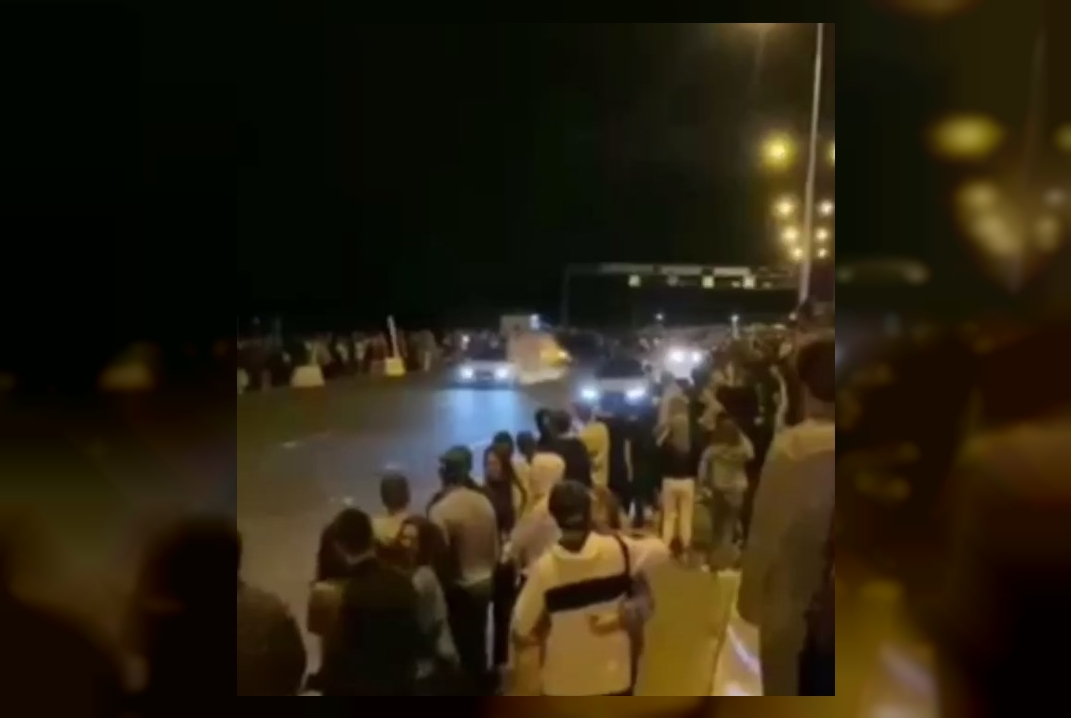 В Екатеринбурге во время ночных гонок одну из машин занесло прямо в толпу зрителей