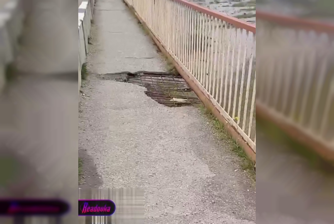 Мужчина в Краснодарском крае провалился в дыру на аварийном мосту с ребенком на руках