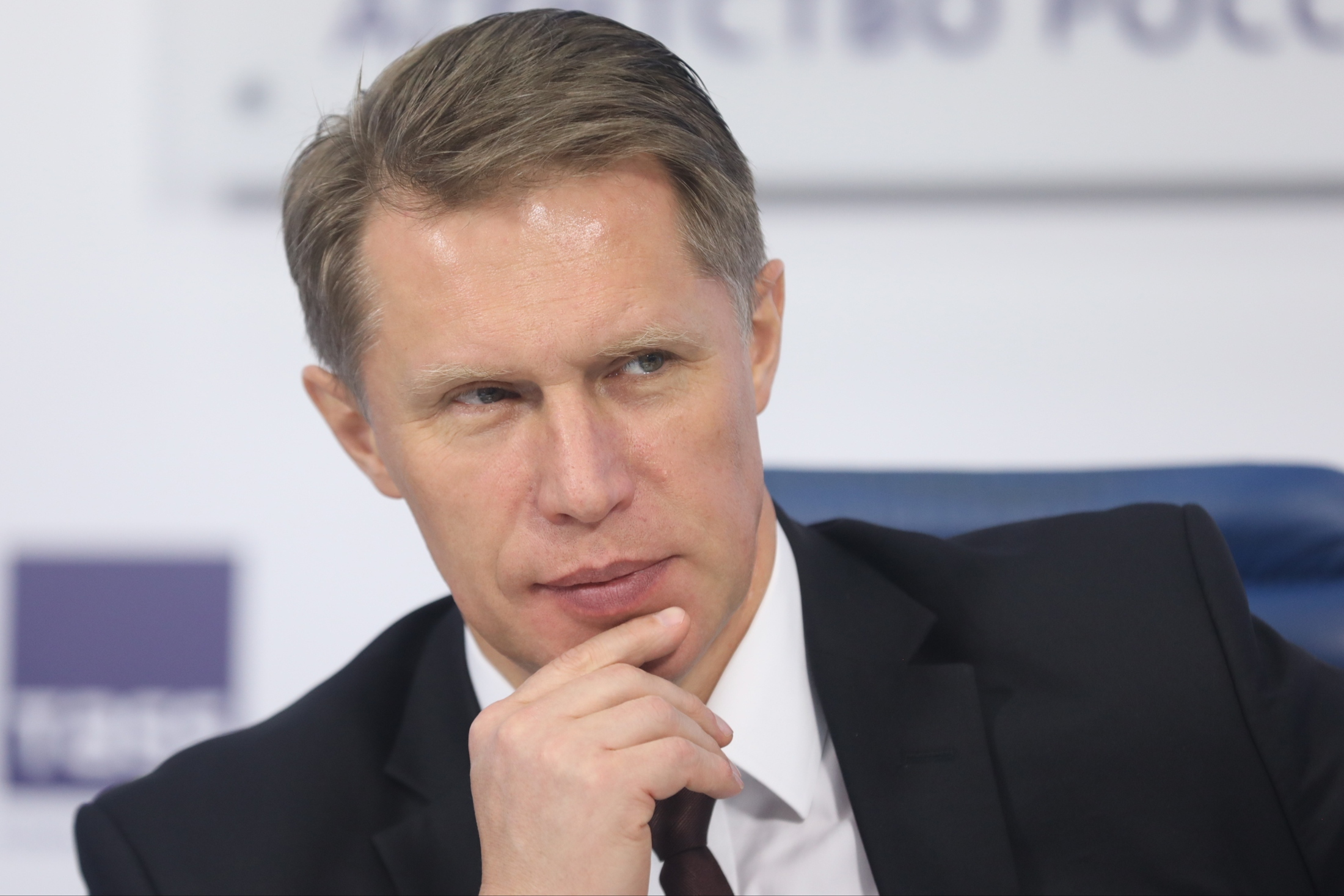 Глава Минздрава Мурашко призвал россиян ревакцинироваться и соблюдать масочный режим