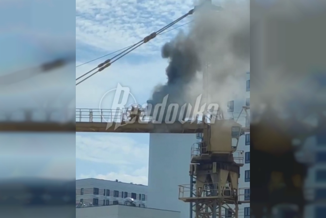 В Подмосковном ЖК загорелся башенный кран на стройке