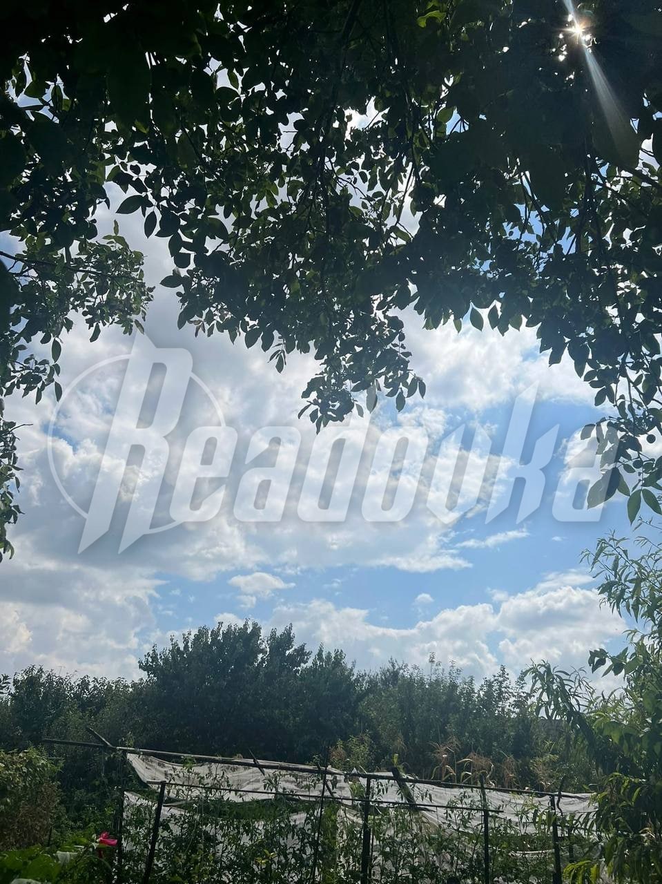 Над военной авиабазой в крымском поселке Гвардейское стоят клубы черного дыма