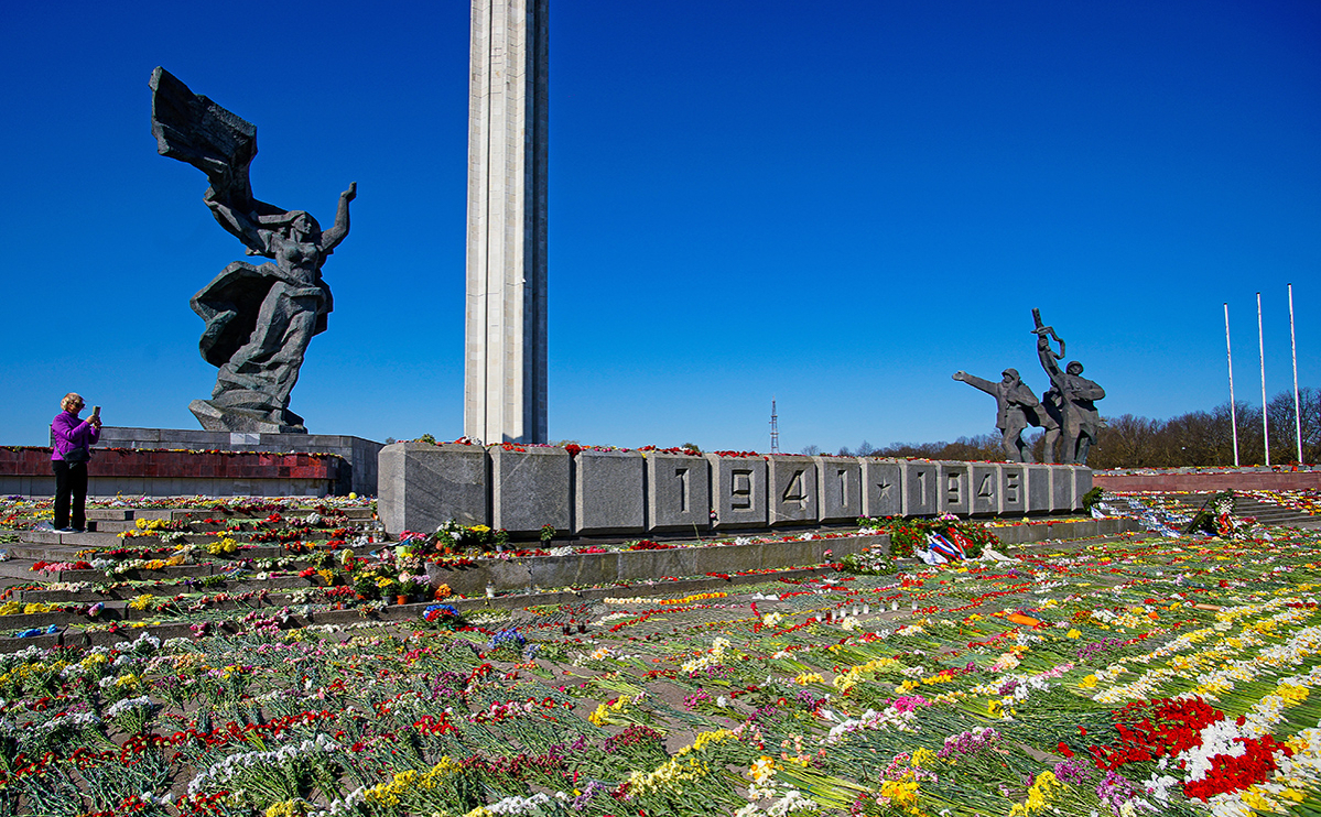 В Даугавпилсе отказываются сносить советские мемориалы
