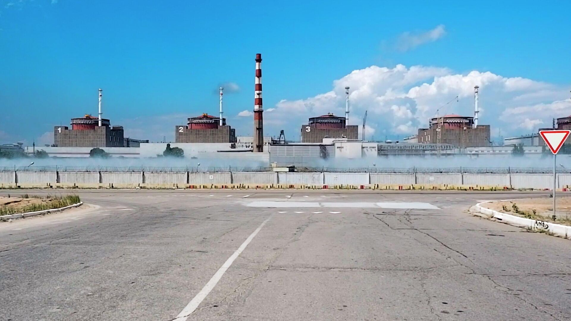 В районе Запорожской АЭС, обстрелянном ВСУ, зафиксировано не менее шести прилетов
