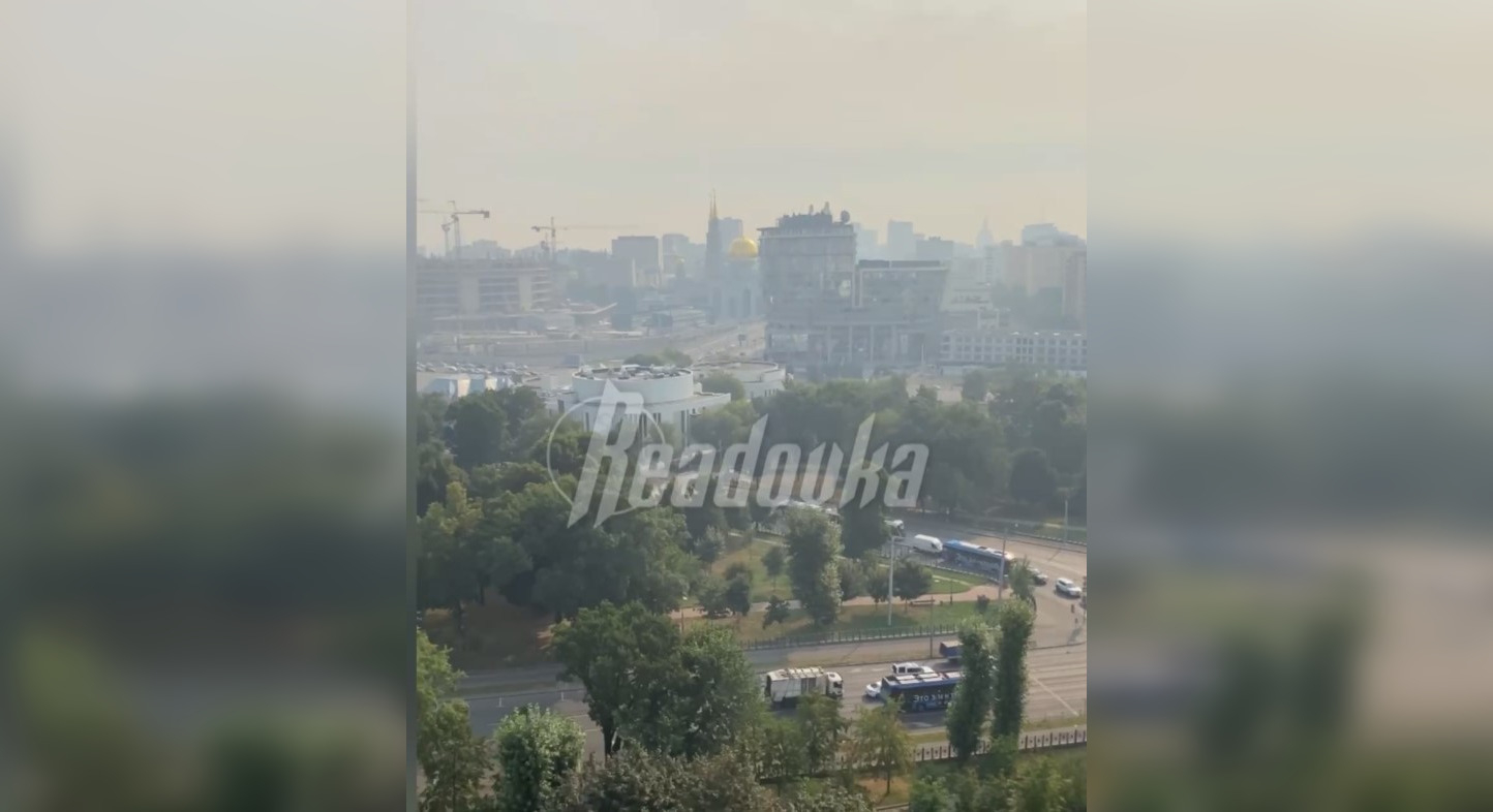 Ранним утром центр Москвы заполнили смог и запах гари
