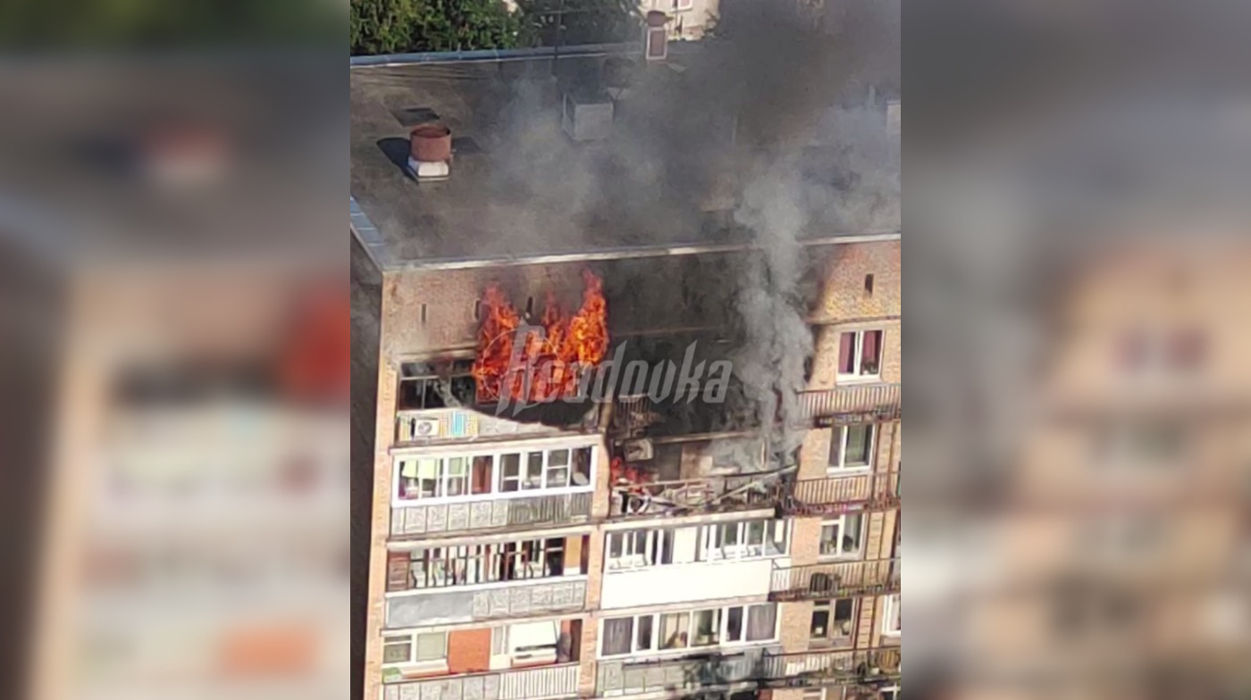 В подмосковном Одинцово в жилом доме бушует пожар