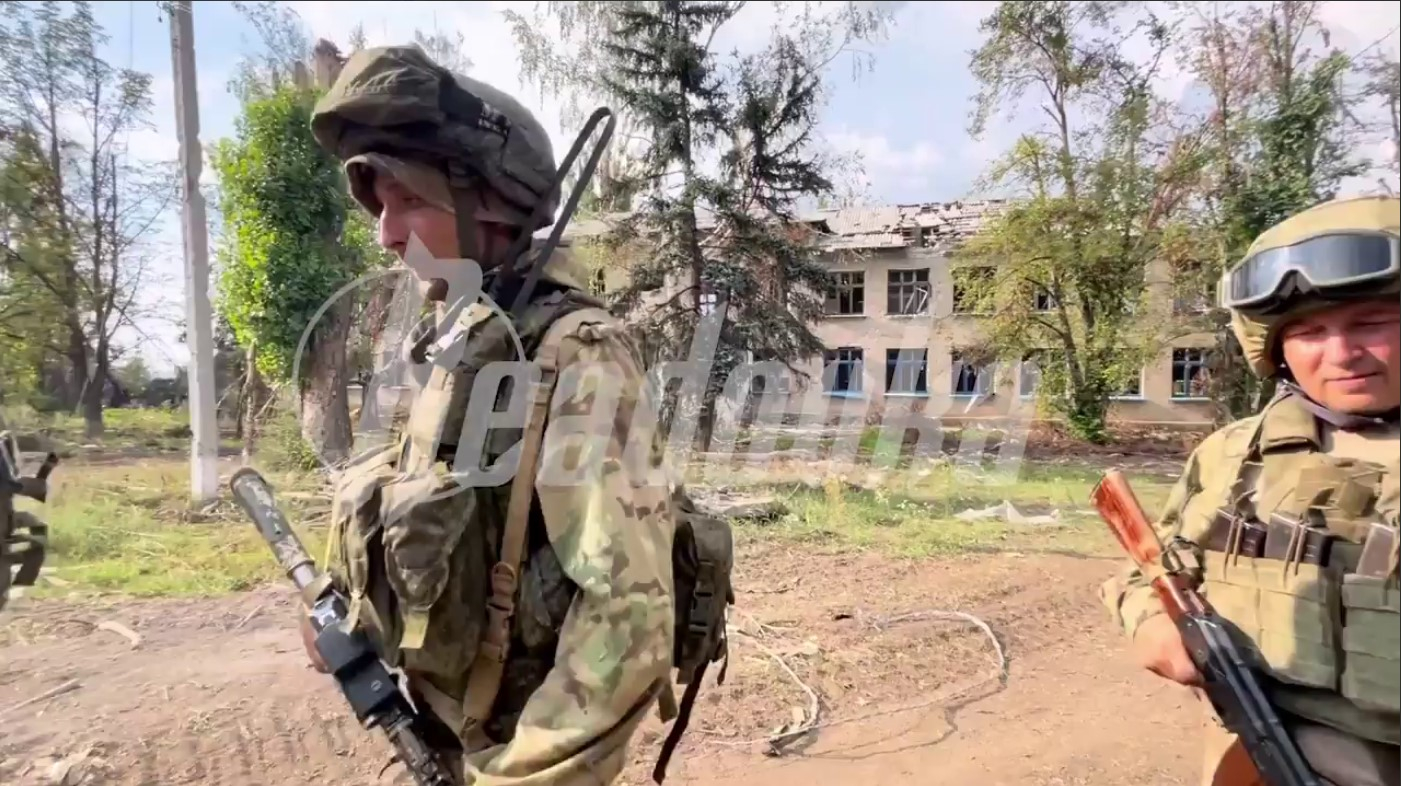 Военкор Readovka попал под обстрел прямо во время интервью с бойцами