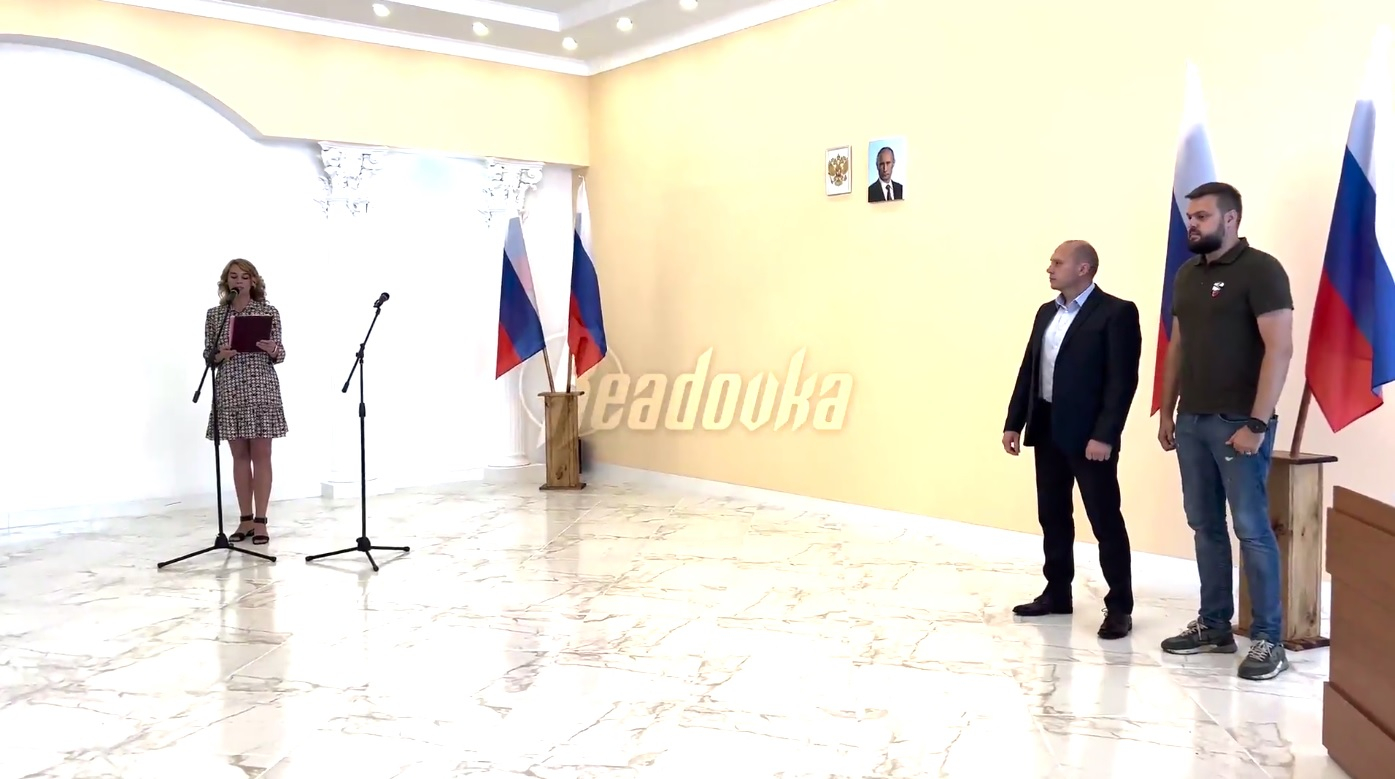 Первые жители Харьковской области получили русские паспорта и приняли присягу