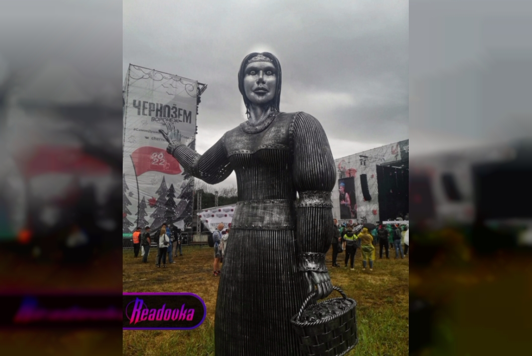 «Аленка»: знаменитый памятник переместили на рок-фестиваль в Воронеже