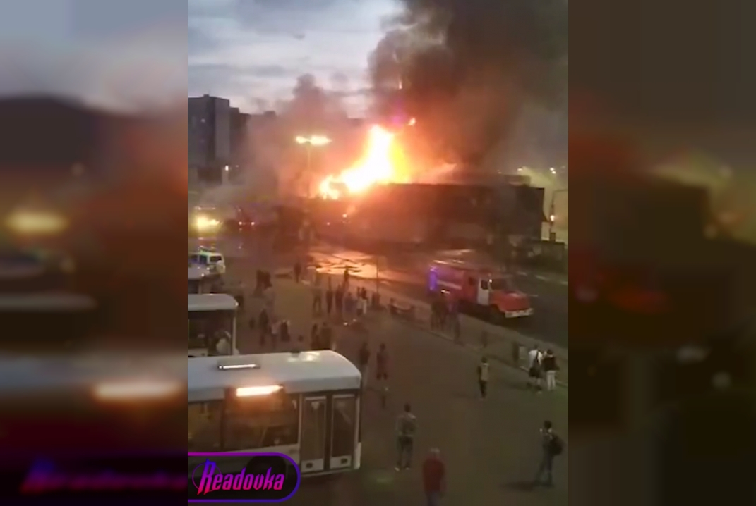 В подмосковных Мытищах полыхает торговый центр