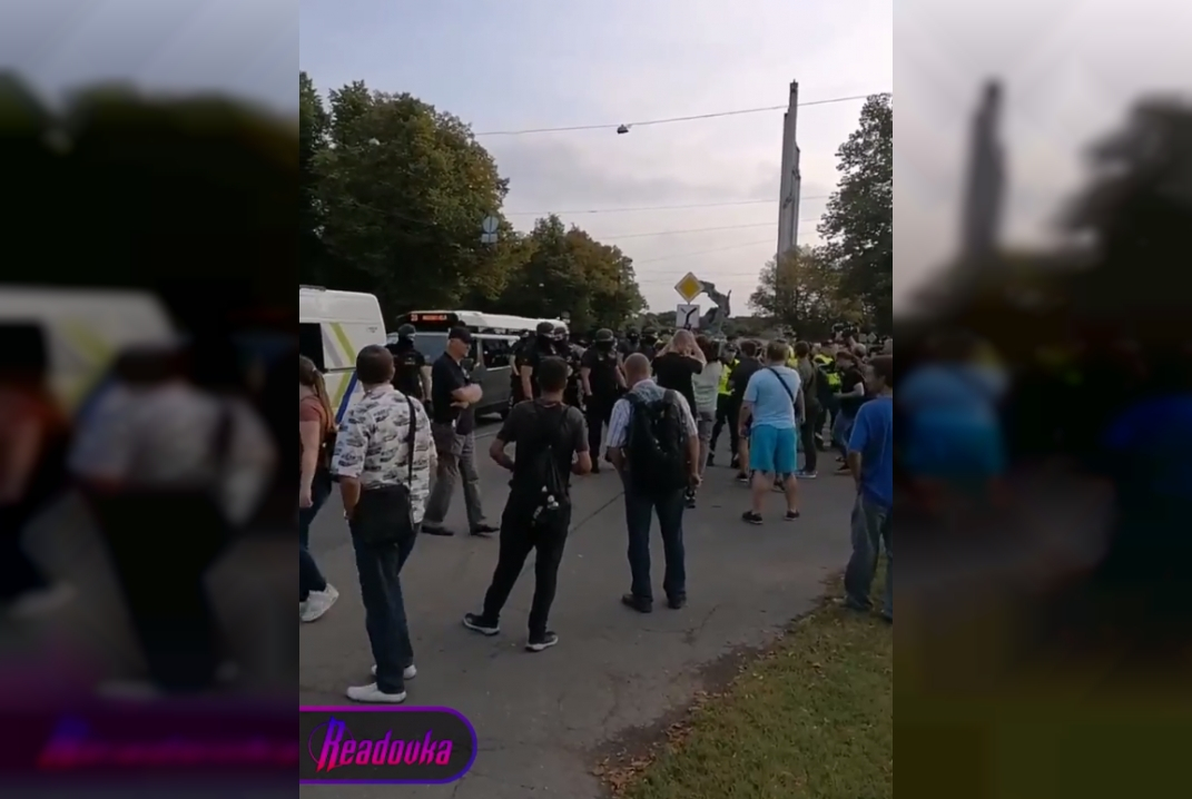 У памятника Освободителям Риги в Латвии собрались протестующие против его сноса