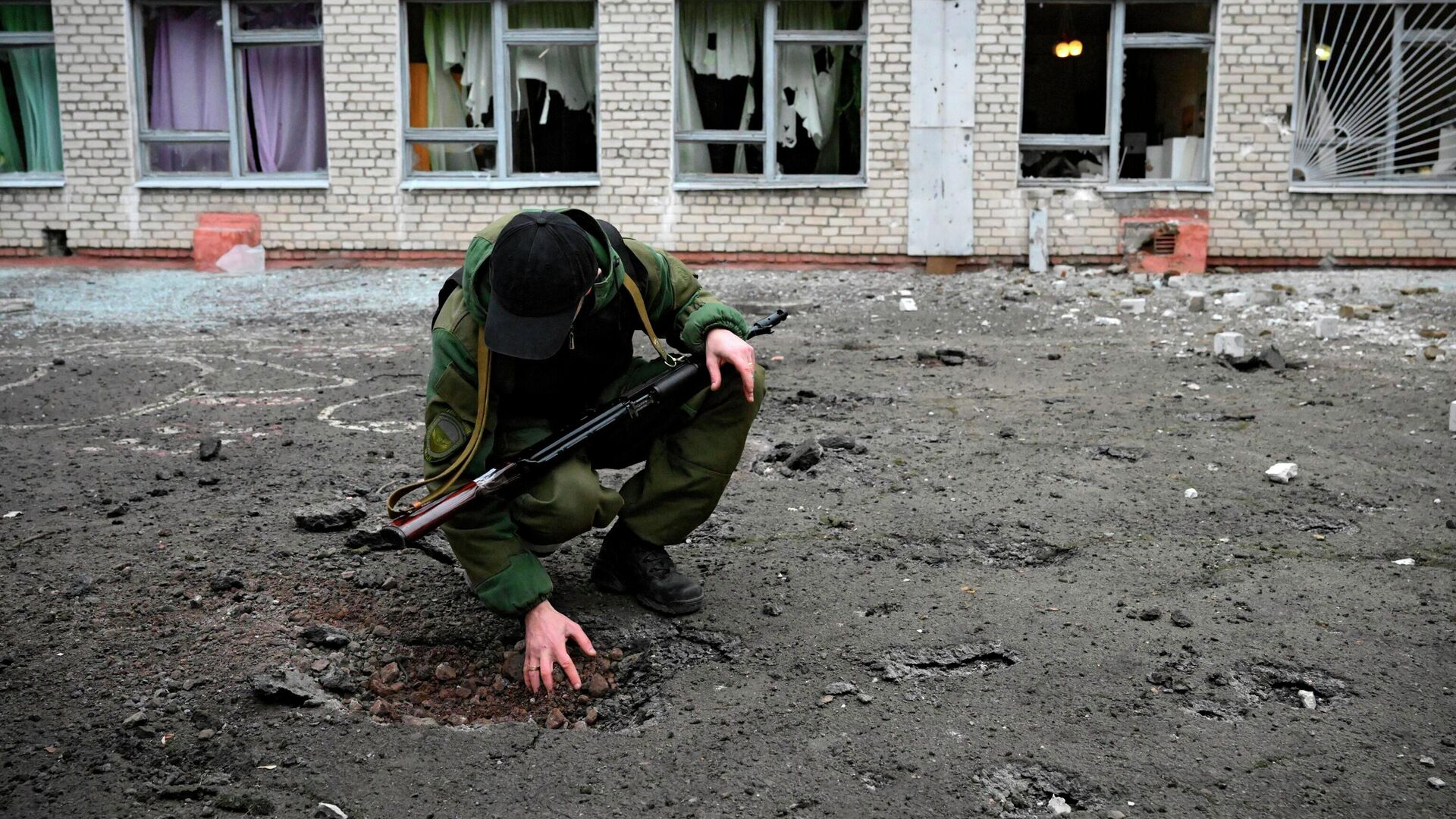 В результате обстрелов Горловки со стороны ВСУ погибла женщина, а ее дети серьезно ранены