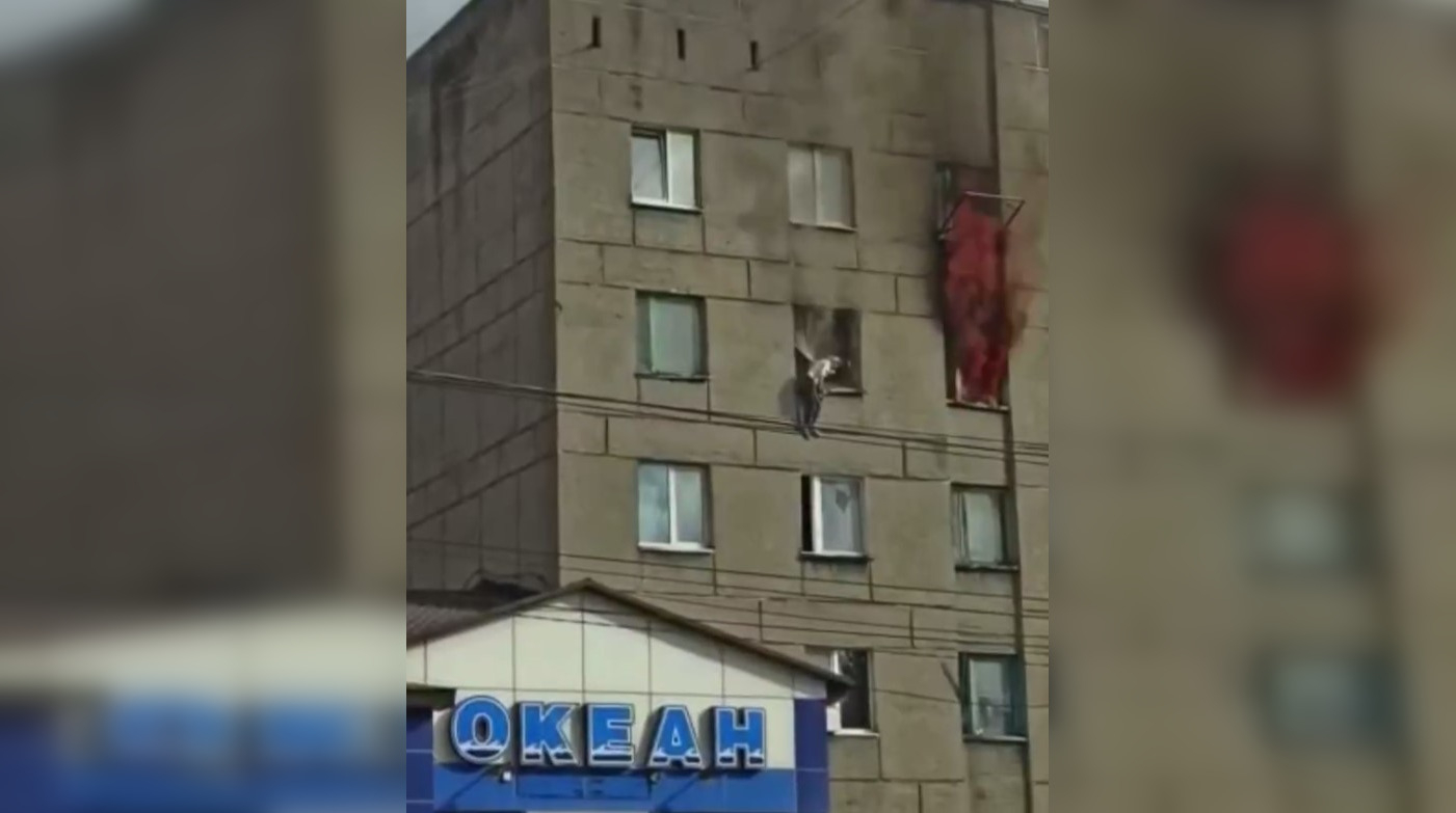 На Сахалине женщина с ребенком выпрыгнули с четвертого этажа, спасаясь от пожара