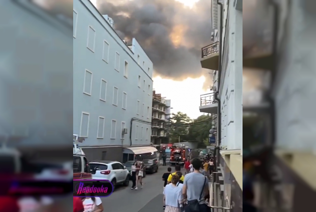 В центре Ростова-на-Дону горит старинный трехэтажный дом