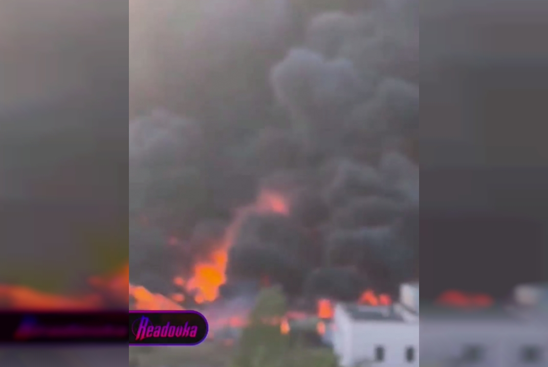 Мощный пожар со взрывами начался на рынке «Людмила» в Волгоградской области