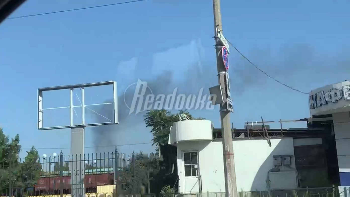 Жители Херсона с утра слышат стрельбу и взрывы